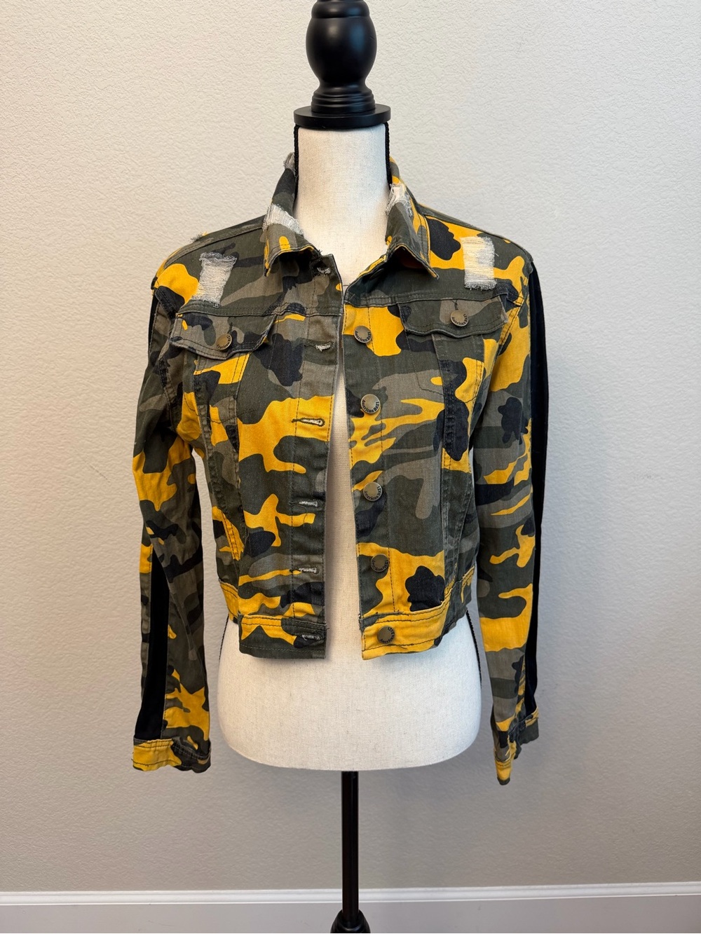 American Bazi Yellow & Olive distressed Camo Cropped Jean Jacket Sz L